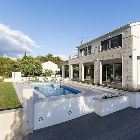 Family Makarac , Perfect Getaway With Heated Pool 빌라