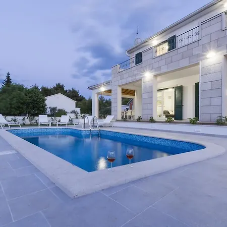 빌라 Family Makarac , Perfect Getaway With Heated Pool 밀나