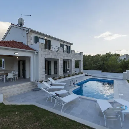 빌라 Family Makarac , Perfect Getaway With Heated Pool 밀나