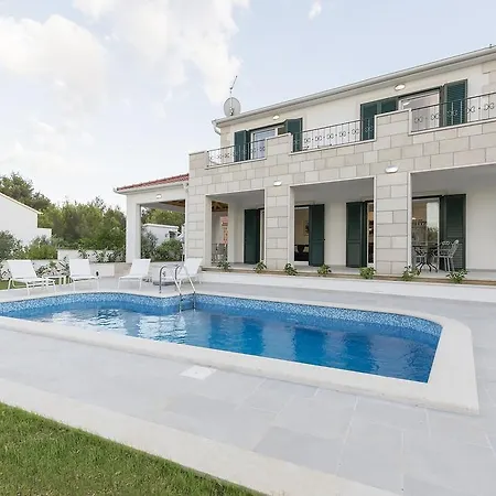 Family Makarac , Perfect Getaway With Heated Pool 빌라