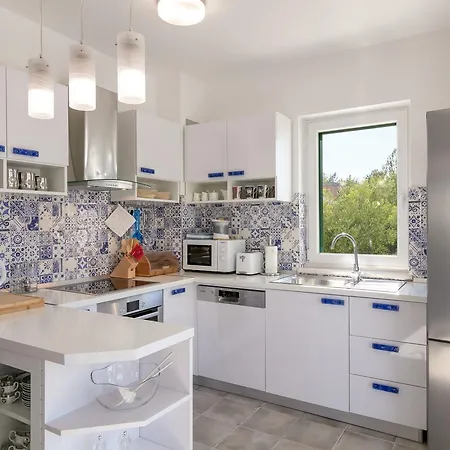 빌라 Family Makarac , Perfect Getaway With Heated Pool 밀나