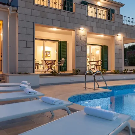 Family Makarac , Perfect Getaway With Heated Pool *