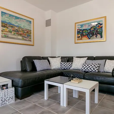 빌라 Family Makarac , Perfect Getaway With Heated Pool 밀나