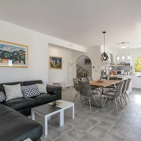 Family Makarac , Perfect Getaway With Heated Pool 빌라