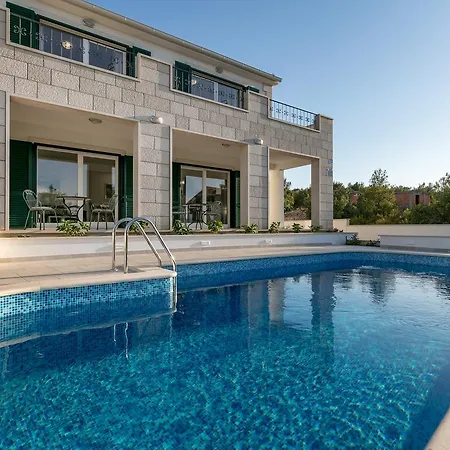 빌라 Family Makarac , Perfect Getaway With Heated Pool 밀나